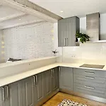 Old Town Modern Flat, 4 Minutes From - Eaw Homes *