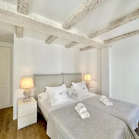 Old Town Modern Flat, 4 Minutes From - Eaw Homes