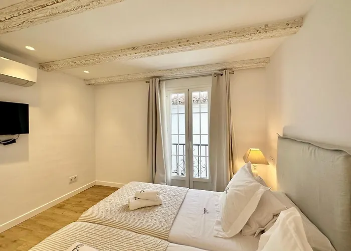 Old Town Modern Flat, 4 Minutes From - Eaw Homes Appartement Marbellac