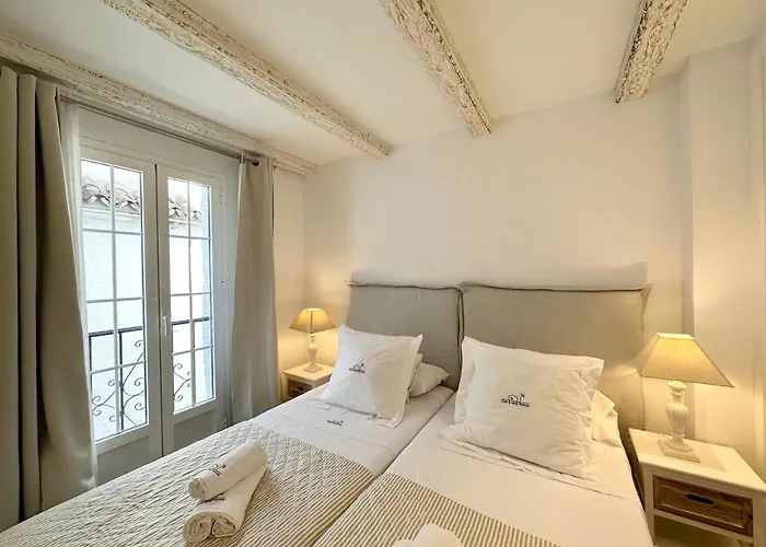 Old Town Modern Flat, 4 Minutes From - Eaw Homes