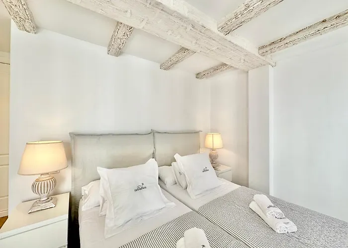 Old Town Modern Flat, 4 Minutes From - Eaw Homes