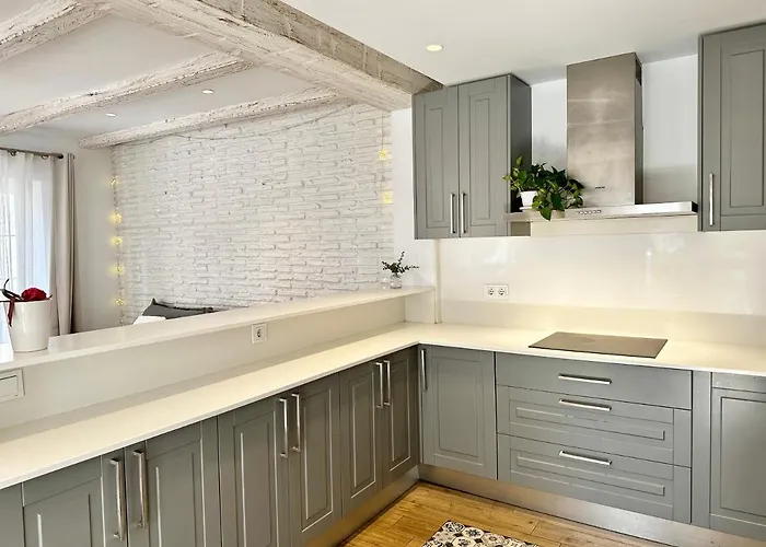 Old Town Modern Flat, 4 Minutes From - Eaw Homes *