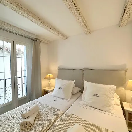 Old Town Modern Flat, 4 Minutes From - Eaw Homes