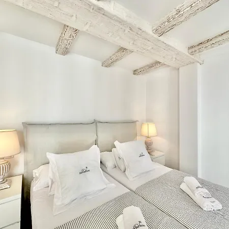 Old Town Modern Flat, 4 Minutes From - Eaw Homes