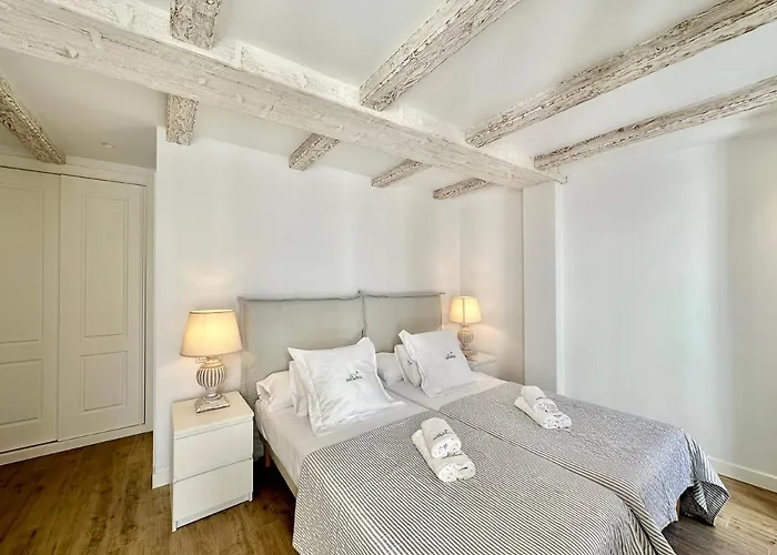 Old Town Modern Flat, 4 Minutes From - Eaw Homes